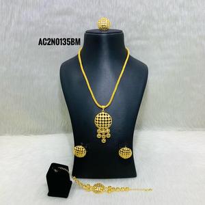 Nouvelle mode ensemble de bijoux pour femmes en plaqué or 18 carats Long collier boucles d'oreilles anneaux tendance boîte chaîne fleur motif design - Product Image 1