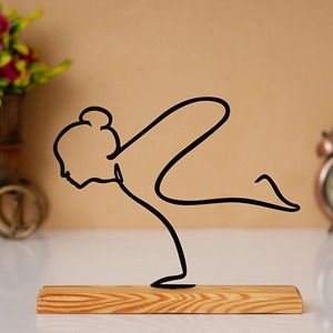 Sculpture de pose de yoga élégante en métal noir pour femme avec base en bois Décor de table moderne ajoute une ambiance artistique calme - Product Image 2