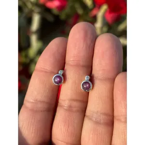 Pendientes de Plata 925 con Rubí Redondo, Baño de Oro, Forma de Bola con Engaste de Bisel e Incrustaciones de Diamantes para Compromiso, Certificados por IGI - Product Image 1