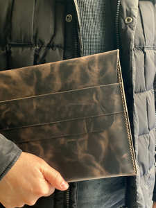 Housse pour ordinateur portable en cuir véritable de luxe, moderne, durable, portable, légère, personnalisable, fabriquée à la main pour les hommes d'affaires et les professionnels - Product Image 6