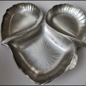 Servidor de frutas secas de aluminio decorativo con tres cuencos de hojas enlazadas en acabado dorado antiguo para mesas de comedor decorativas. - Product Image 5