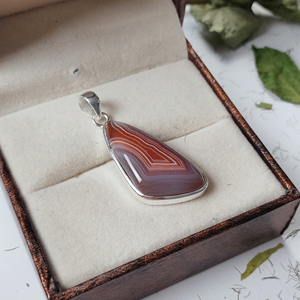 Colgante de Ágata Roja de Botsuana con Bisel de Plata 925, Gema de Forma Elegante para Mujer, Joyería Artesanal al por Mayor, Chapado en Oro, Estilo Bohemio - Product Image 5