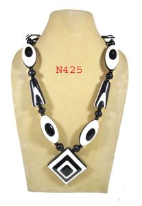 Collier Statement Artisanal Personnalisé en Perles de Résine Noires et Blanches, Style Tribal Géométrique Audacieux, Bijou Tendance Massif pour Femme - Product Image 6