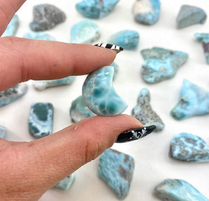 Larimar Natural Crescent Moon Smooth Briolette Gemstone para la fabricación de joyas Anillos de piedras preciosas colgantes de Larimar de alta calidad para hombres - Product Image 5