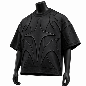 Camiseta de hombre negra de algodón con panel en relieve personalizado, estilo streetwear, corte y confección 3D, manga corta, a la moda, con cuello ringer. - Product Image 4