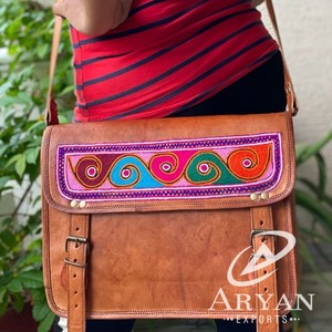 Bolso de cuero bordado Estilo Vintage, bandolera multicolor de 10x13 pulgadas - Product Image 1