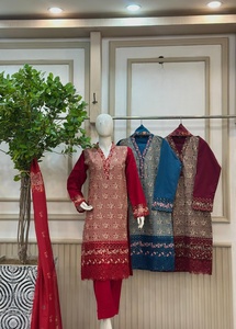 Ssumaira Collection 2026 Ensemble robe d'hiver moderne 3 pièces Pantalon de broderie en coton & Salwar Kameez pour les fêtes - Product Image 2