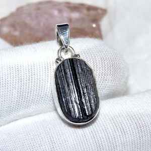 Pendentif en pierres précieuses de tourmaline noire naturelle Bijoux en argent sterling Collier en cristal brut Cadeau pour elle - Product Image 1