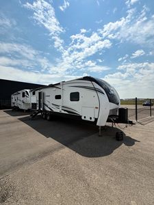 Caravane Jaycoo Eagle Travel Trailer, capacité de couchage pour 6 personnes, caravane moderne en aluminium avec cuisine coulissante et design imprimé sur écran. - Product Image 1