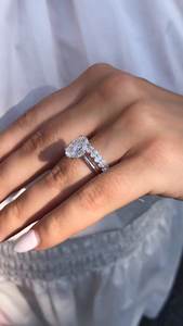 Anillo de compromiso de diamante de corte radiante cultivado en laboratorio, oro de 18kt, certificado IGI, lujoso anillo de regalo de Halo y pavé para mujer - Product Image 5