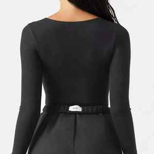 Haut de yoga personnalisé haute élasticité, coupe ajustée, col rond, découpes, manches longues, vêtements de sport pour femmes - Product Image 3