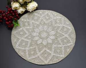 Napperon perlé Chargeur rond fait à la main pour salle à manger de luxe et décor de vacances Pièce unique perlé à la main, napperon, pendaison de crémaillère - Product Image 6