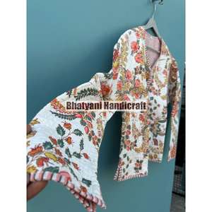 Vestes Kantha en coton indien imprimé à la main vestes d'hiver en pur coton à imprimé floral pour femmes vestes matelassées à bas prix - Product Image 3