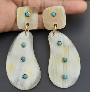Pendientes artesanales Javed de la mejor calidad para mujeres y niñas, colores mezclados, diseño de cuerno Natural hueco, nuevo Animal pulido a mano - Product Image 4