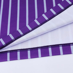 Conjuntos de uniformes de baloncesto duraderos de media manga de alta calidad con el mejor diseño, ropa cómoda estampada y transpirable hecha en fábrica - Product Image 3