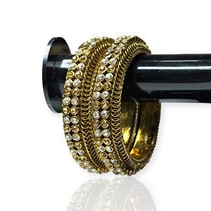 Exclusivos Brazaletes Chapados en Oro de Primera Calidad con Incrustaciones Continuas de Perlas para Novias, Aniversarios y Ocasiones Especiales - Product Image 1