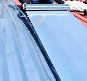 Rollo de membrana impermeabilizante de PE de alta adherencia para techos de paneles galvanizados exteriores y almacenes en los EE. UU. - Product Image 6