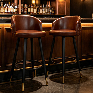 Tabouret <span class=keywords><strong>de</strong></span> <span class=keywords><strong>bar</strong></span> en cuir marron rétro <span class=keywords><strong>de</strong></span> luxe avec dossier capitonné, pieds en métal <span class=keywords><strong>noir</strong></span> et embouts dorés, <span class=keywords><strong>chaise</strong></span> d'îlot <span class=keywords><strong>de</strong></span> cuisine - Product Image 2