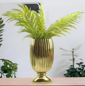 Vase en aluminium doré unique caractérisé par un design fondant goutte à goutte et ajouré pour une déclaration décorative contemporaine - Product Image 6