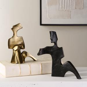 Superbe Figurine de Couple en Métal Sculpture Noir et Or Fini Pièce Artistique Moderne Idéal pour Accent Élégant à la Maison ou au Bureau - Product Image 6