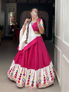 Aspecto tradicional Lehenga Choli Colecciones Navratri Espejo especial Trabajo Seda Algodón para adultos - Product Image 3