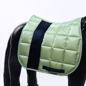 Tapis de selle scintillant de qualité supérieure, personnalisable, en coton pour dressage, tapis d'équitation anglais avec doublure polaire et mousse - Product Image 1