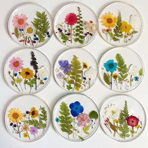 Posavasos Ecológico de Flores Doradas, Diseño Floral Elegante, Artesanía de Resina Pintada a Mano, Flores Secas Doradas - Product Image 3