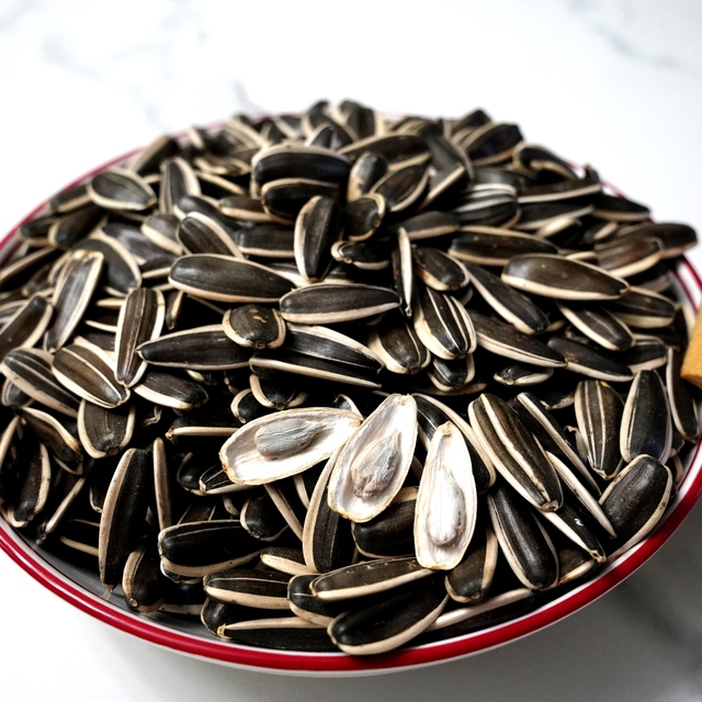 Wholesale High-quality Large-sized Black Striped Sun-dried Sunflower Seeds From China, Suitable for Food Use.