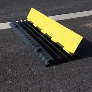 Rampe de protection de câbles en caoutchouc Wesure Safety 1000x300x45mm, 3 canaux, anti-pression, jaune, pour la sécurité routière - Product Image 4