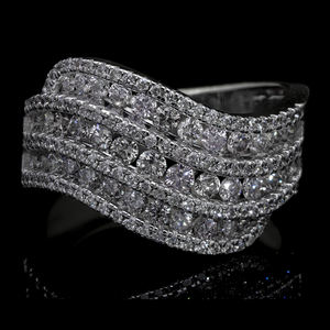 Anillo de diamante natural con diseño ondulado de oro de 14 quilates, impresionante ajuste de punta de pavé de diamante redondo de varias filas para un brillo máximo - Product Image 1