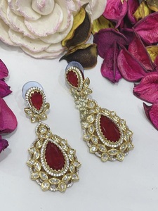 Pendientes largos clásicos de calidad premium chapados en oro con incrustaciones de Kundan para mujeres y niñas, para usar en bodas, colección festiva. - Product Image 3