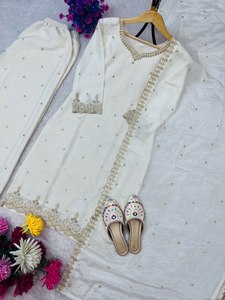 Parfait pour les occasions festives, les soirées ou les événements. Tenue sur mesure de style Salwar Kameez, confortable et élégante pour femmes. - Product Image 6