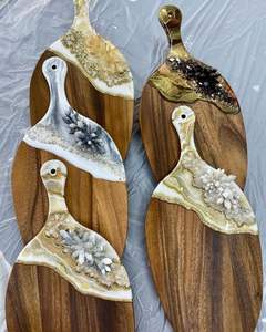 LISTE PLANCHE À DÉCOUPER EN RÉSINE ÉPOXY EN BOIS DE TECK PERSONNALISÉ Planche à découper en résine Ocean River pour servir les aliments - Product Image 1