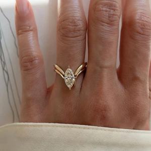 Anillo de Compromiso Clásico con Moissanita Marquise de 1.20 Quilates con Engaste de Puntas en Oro Amarillo Sólido de 14K, Certificado por GRA - Product Image 4