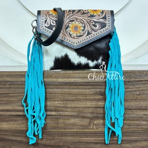 Sac bandoulière tendance 2025 en cuir de vachette occidental avec rabat floral gaufré et franges turquoise, sac à main bohème fait main pour femmes - Product Image 1