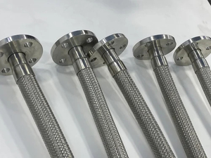 Assemblage de tuyau à soufflet ondulé SS-Acier tressé pour applications d'eau chaude et de produits chimiques Raccord de raccord en acier 1 Mtr. Longueur - Product Image 2