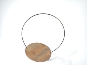 Support à gâteau moderne en bois avec poignée en métal noir, idéal pour la présentation en boulangerie, les tables d'événements et la présentation de desserts, en provenance d'Inde - Product Image 3