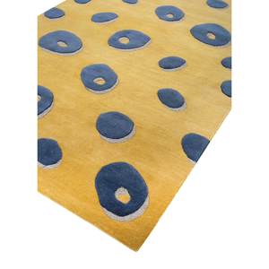 Tapis tufté à la main en laine et viscose or confettis, design abstrait TNQ-1528 pour usage domestique - Product Image 2