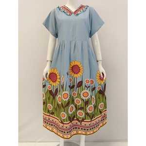 Robe d'été à motif floral pour femmes confortable au genou avec fermeture à glissière avant et sangle arrière vêtements de nuit quotidiens en rayonne - Product Image 1