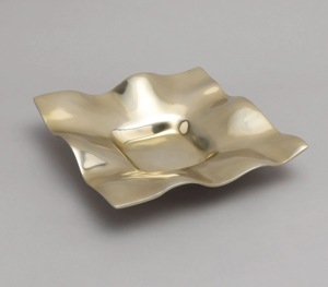 Plateau de service moderne en métal ondulé doré, bol de centre de table décoratif pour collations, fruits et décoration de table - Product Image 2