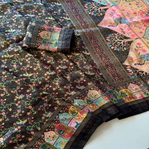 ผ้าซิ่นไหมแท้ VASTRA COTTAGE รุ่น Pure Softy พร้อมลายปักดิจิตอลแบบ Zari Jacquard ดีไซน์พิมพ์ลายผ้าพัชมีนา  ตกแต่งด้วยดิ้นดอริ พร้อมเสื้อคลุม - Product Image 4