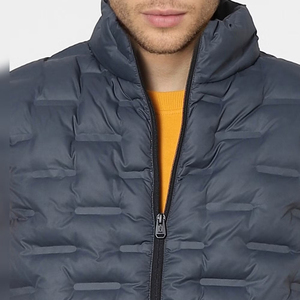 OEM hombres en relieve impreso acolchado sin mangas cremallera completa ligero chaleco acolchado bolsillos con cremallera cuello alto uso Etiqueta Privada - Product Image 5