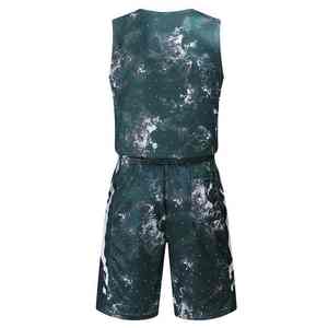 Ensemble d'uniformes de basket-ball en polyester, offrant une sensation légère et de qualité supérieure, idéal pour les besoins de sublimation personnalisée. - Product Image 6