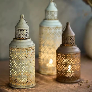 Linterna de metal hecha a mano diseñada para interiores de casas y decoración de jardines con acento de iluminación artística - Product Image 1