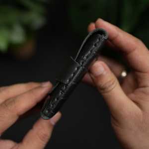 Portefeuille multifonctionnel unisexe en cuir de vachette pleine fleur noir effet crocodile WF Leathercraft No.101 tout-en-un - Product Image 1