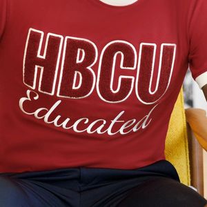 Hbcu เสื้อยืดปักลายสีแดงเข้มเข้มสำหรับผู้ชายเสื้อยืดผ้าฝ้ายออกแบบได้ตามต้องการผู้ผลิตเครื่องแต่งกายของมหาวิทยาลัย - Product Image 3