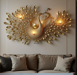 Grande sculpture murale de paon doré avec éclairage intégré. Design de luxe pur. Disponible à prix de gros. - Product Image 1