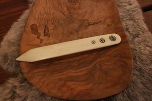 Faizacraft Eco-Friendly Buffalo Leatherworking Bone <b>Folder</b> Polished Animal Design with Natural Shape - Product Image 3