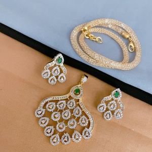 Conjunto de Collar y Pendientes de Diseño Clásico con Acabado Dorado y Piedras AD, Ideal para Bodas y Fiestas, Colección para Mujer - Product Image 1