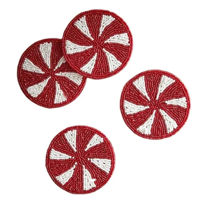 Sous-verre rond en verre perlé avec motif en spirale de bonbons à la menthe rouge et blanche, broderie de perles de verre, décoration de table de Noël artisanale - Product Image 2